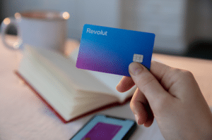 Revolut: sondaggio sulle spese di Natale e propositi nuovo anno