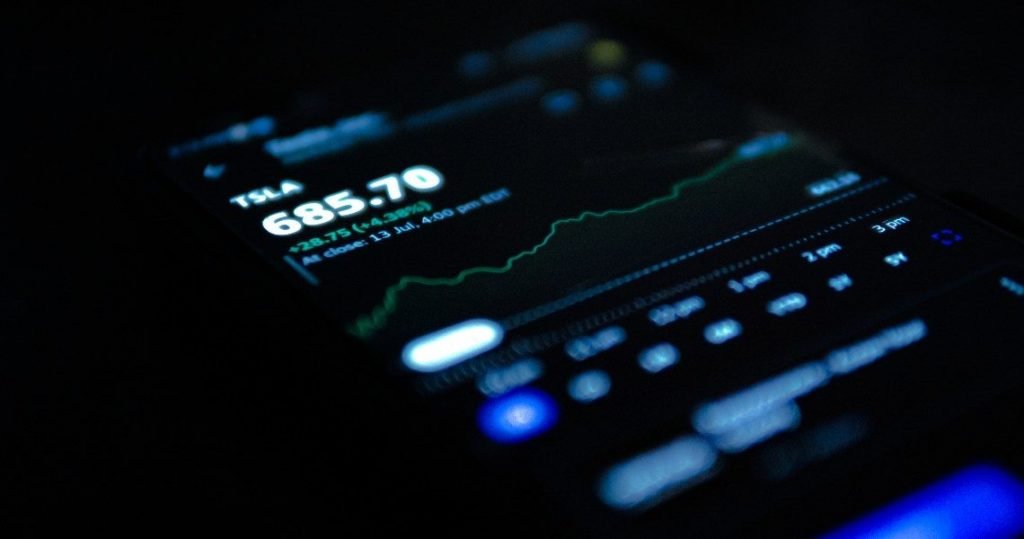 Crollo per le azioni Tesla, tiene Apple