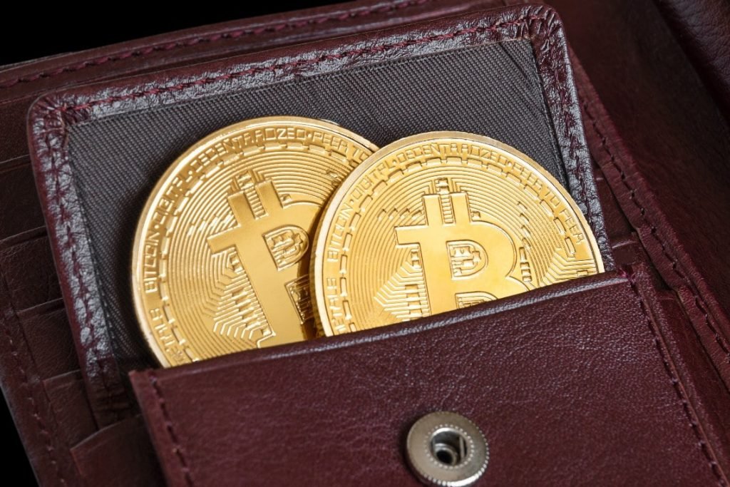 Ingegnere hackera un wallet Trezor e recupera 2 milioni di dollari in crypto ‘perse’